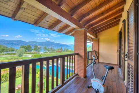 Family House, 3 Bedrooms, 2 Bathrooms (Miralago Lake View & Private Garden) | Property grounds