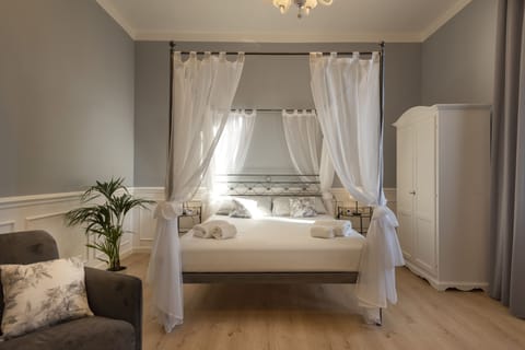 Classic Room | Down comforters, minibar, in-room safe, desk