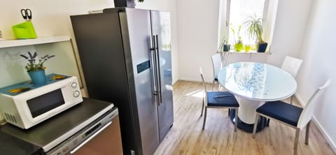 80-cm LED TV with digital channels, TV, Netflix