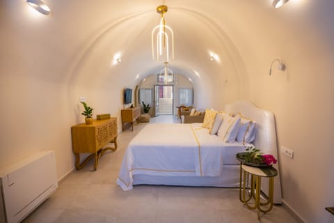 Traditional Cave Suite | Egyptian cotton sheets, premium bedding, Select Comfort beds, minibar