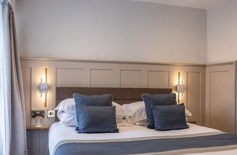 Executive Double Room | Hypo-allergenic bedding, individually decorated, individually furnished