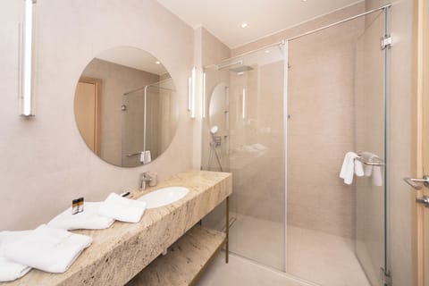 Standard Double or Twin Room | Bathroom shower