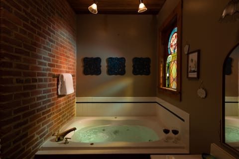 Classic Single Room | Premium bedding, individually decorated, iron/ironing board, free WiFi