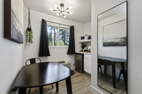 Signature Room, 1 King Bed (Wet Bar) | Laptop workspace, iron/ironing board, free WiFi, bed sheets