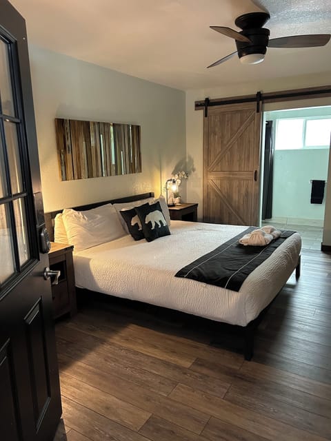 Classic Room, 1 King Bed, Mobility Accessible | Laptop workspace, iron/ironing board, free WiFi, bed sheets