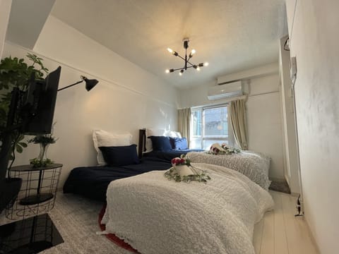 City Studio | Hypo-allergenic bedding available, down comforters, desk