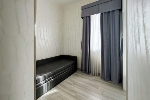 Classic Triple Room | In-room safe, desk, free WiFi