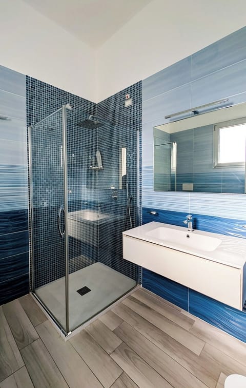 Classic Triple Room | Bathroom | Free toiletries, hair dryer