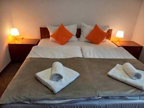 Desk, laptop workspace, WiFi (free), bed sheets