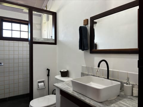 Classic Triple Room | Bathroom | Shower, rainfall showerhead, free toiletries, hair dryer