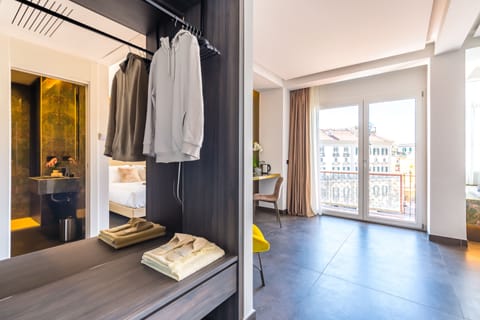 Premium Room | Premium bedding, down comforters, pillowtop beds, minibar