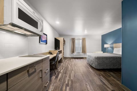 Queen Suite | 1 bedroom, desk, laptop workspace, blackout drapes