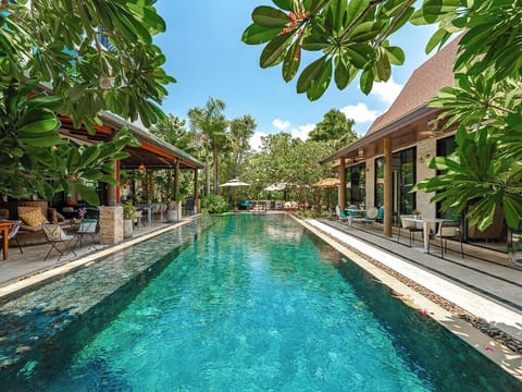 2 outdoor pools, sun loungers