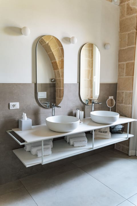 Luxury Room | Bathroom | Separate tub and shower, deep soaking tub, rainfall showerhead