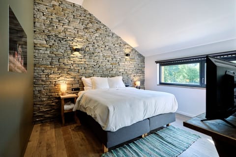 Laptop workspace, soundproofing, free WiFi