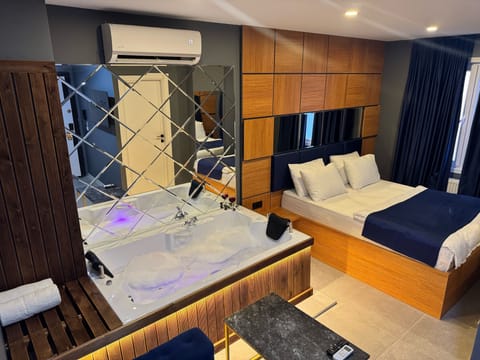 Premium Studio Suite, 1 Queen Bed | Premium bedding, down comforters, desk, laptop workspace