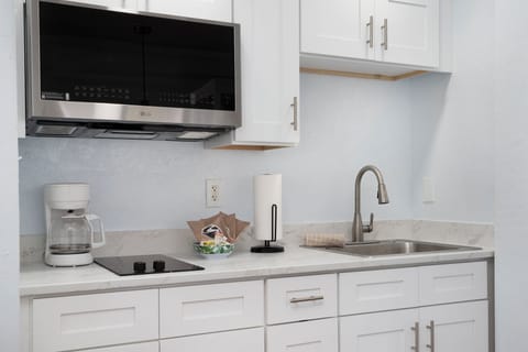 Deluxe Studio, Multiple Beds, Ocean View | Private kitchen | Full-size fridge, microwave, stovetop, coffee/tea maker