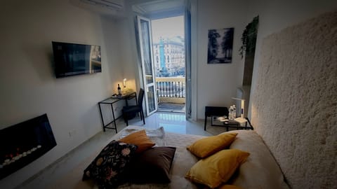 Deluxe Double Room, Monument View | Desk, laptop workspace, blackout drapes, free WiFi