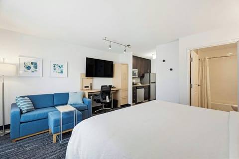 Studio, 1 King Bed with Sofa bed | Private kitchen | Fridge, microwave, stovetop, dishwasher