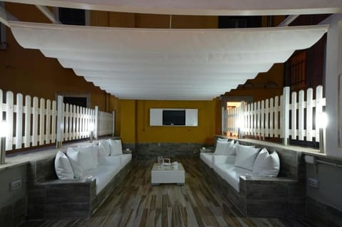 Shower, rainfall showerhead, free toiletries, hair dryer