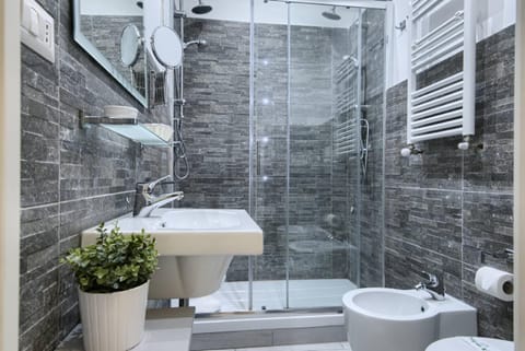 Shower, rainfall showerhead, free toiletries, hair dryer