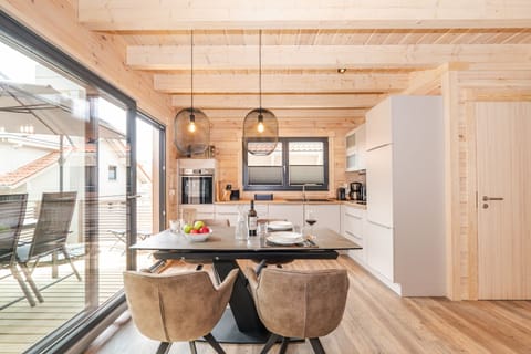 Premium House | Private kitchen | Full-size fridge, microwave, oven, stovetop