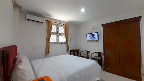 Standard Double Room | Desk, laptop workspace, blackout drapes, WiFi (free)