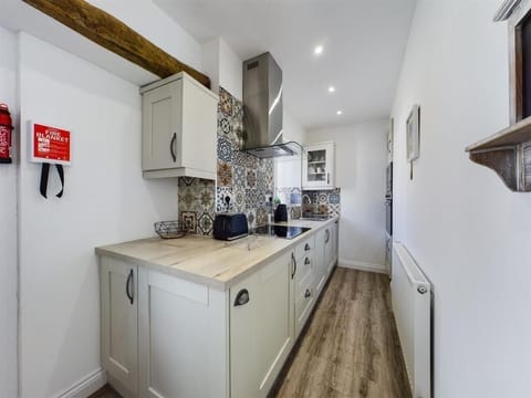Deluxe Cottage, Ensuite, Garden View (Old Smithy) | Shared kitchen