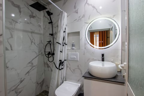 Comfort Double Room | Bathroom | Shower, rainfall showerhead, free toiletries, hair dryer