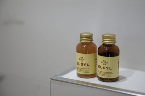 Shower, rainfall showerhead, free toiletries, hair dryer