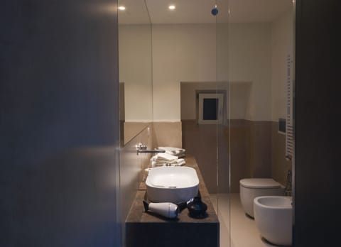 Studio Suite, Bathtub | Bathroom | Rainfall showerhead, free toiletries, hair dryer, bidet