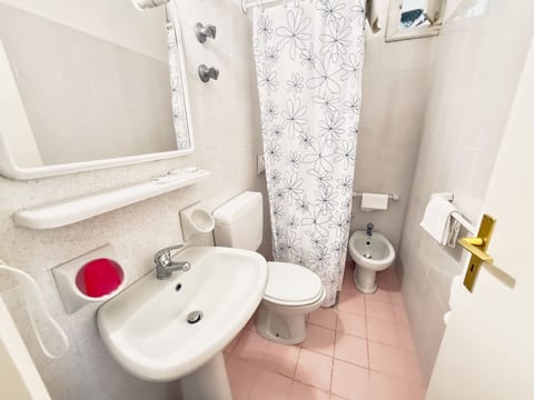 Superior Room | Bathroom | Bidet, towels