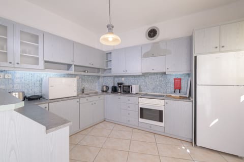 Superior Townhome | Private kitchen | Full-size fridge, microwave, oven, stovetop