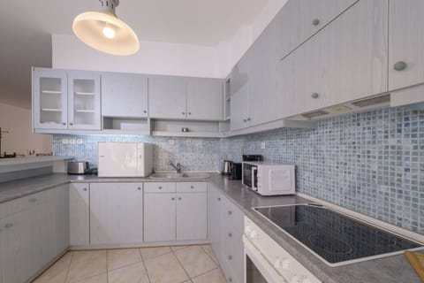 Superior Townhome | Private kitchen | Full-size fridge, microwave, oven, stovetop