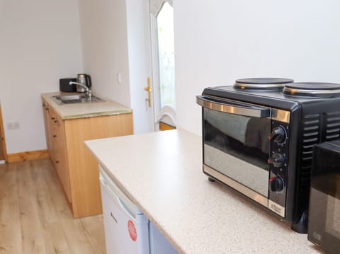 Cottage | Private kitchen | Fridge, cookware/dishes/utensils