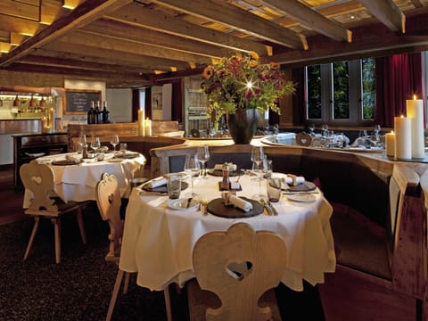 3 restaurants; breakfast, lunch, and dinner served