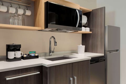 Full-size fridge, microwave, coffee/tea maker, toaster