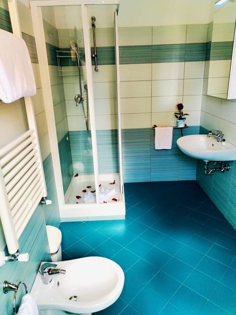 Cribs/infant beds, free WiFi, bed sheets