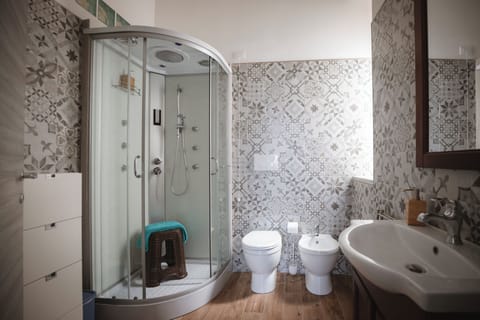 Deluxe Studio Suite | Bathroom | Shower, hydromassage showerhead, hair dryer, bathrobes