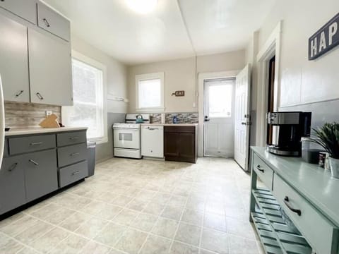 Comfort House | Private kitchen | Full-size fridge, oven, stovetop, dishwasher