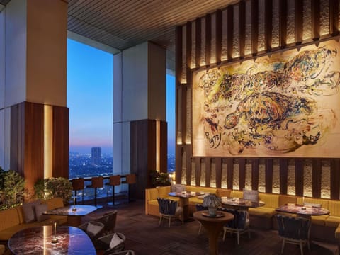 10 restaurants; breakfast, lunch, dinner, and brunch served