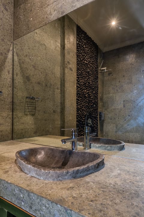 Deluxe Room | Bathroom