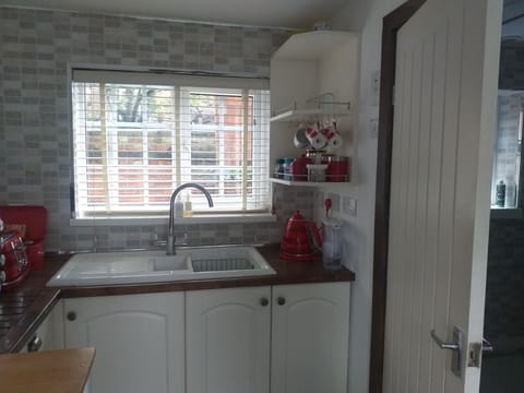 Cottage | Private kitchen | Fridge, microwave, oven, stovetop