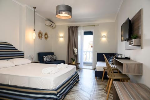 Executive Quadruple Room | Desk, laptop workspace, soundproofing, free WiFi