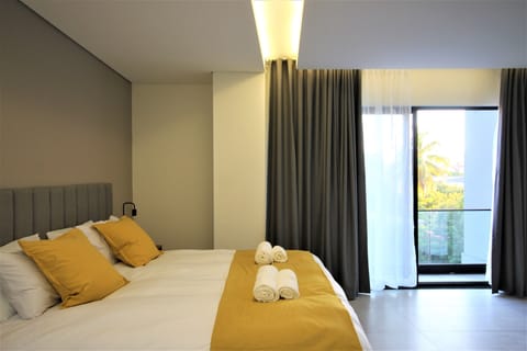 Deluxe Studio | In-room safe, desk, laptop workspace, blackout drapes