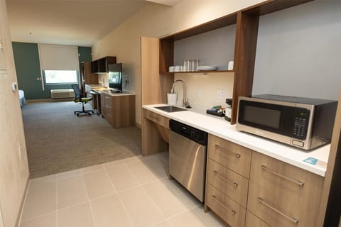 Studio Suite, 1 King Bed, Accessible, Bathtub | Private kitchen
