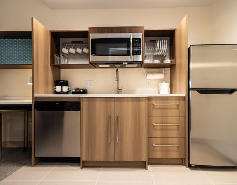 Studio, 2 Queen Beds, Accessible (Hearing) | Private kitchen