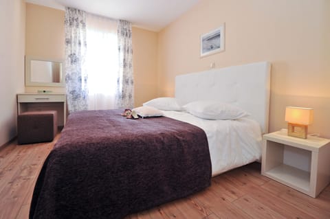 In-room safe, free WiFi, bed sheets