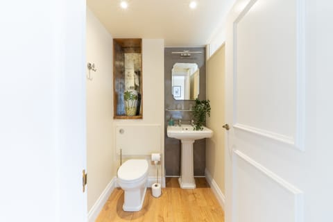 Deluxe Double Room | Bathroom | Shower, free toiletries, hair dryer, slippers