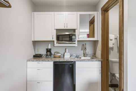 Lodge (Double Queen Kitchenette) | Private kitchen | Mini-fridge, microwave, coffee/tea maker, toaster